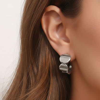 pendientes de aro criolla con forma de onda en acero hipoalergénico y resistente al agua. baño de oro, gold plated stainless steel wavy hoop earrings