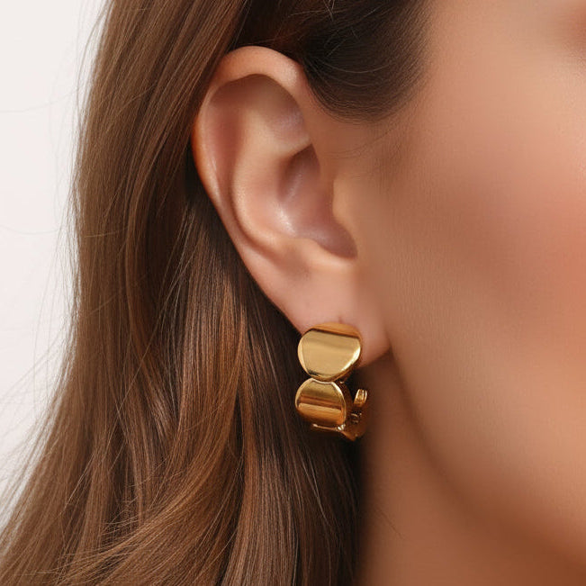 pendientes de aro criolla con forma de onda en acero hipoalergénico y resistente al agua. baño de oro, gold plated stainless steel wavy hoop earrings