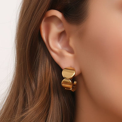 pendientes de aro criolla con forma de onda en acero hipoalergénico y resistente al agua. baño de oro, gold plated stainless steel wavy hoop earrings