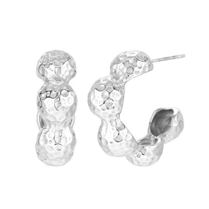 pendientes de aro criolla con forma de onda en acero hipoalergénico y resistente al agua. baño de oro, gold plated stainless steel wavy hoop earrings