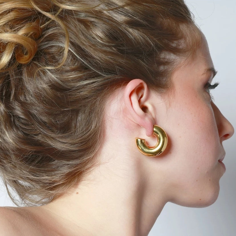 pendientes dorados tipo aro criolla gruesos. Son de acero quirurgico e hipoalergénico, resistentes al agua. Big chunky gold plated stainless steel hoop earrings.