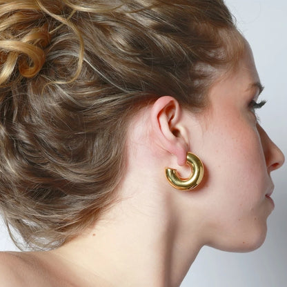 pendientes dorados tipo aro criolla gruesos. Son de acero quirurgico e hipoalergénico, resistentes al agua. Big chunky gold plated stainless steel hoop earrings.