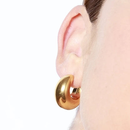 pendientes dorados tipo aro criolla gruesos. Son de acero quirurgico e hipoalergénico, resistentes al agua. gold plated stainless steel chunky hoop earrings.
