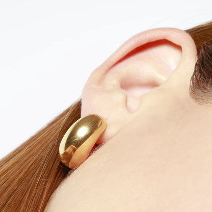 pendientes dorados tipo aro criolla gruesos. Son de acero quirurgico e hipoalergénico, resistentes al agua. gold plated stainless steel chunky hoop earrings.