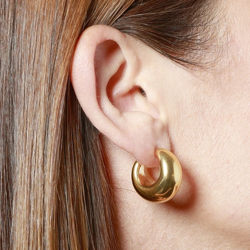 pendientes dorados tipo aro criolla gruesos. Son de acero quirurgico e hipoalergénico, resistentes al agua. gold plated stainless steel chunky hoop earrings.