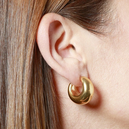 pendientes dorados tipo aro criolla gruesos. Son de acero quirurgico e hipoalergénico, resistentes al agua. gold plated stainless steel chunky hoop earrings.