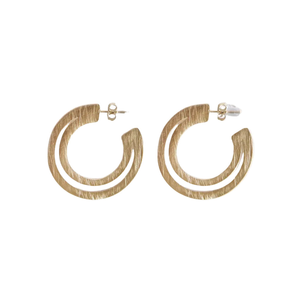 pendientes criolla grandes y ligeros de aro con textura. Son de acero hipoalergénico y resistente al agua. Acabado dorado con forma de media luna.