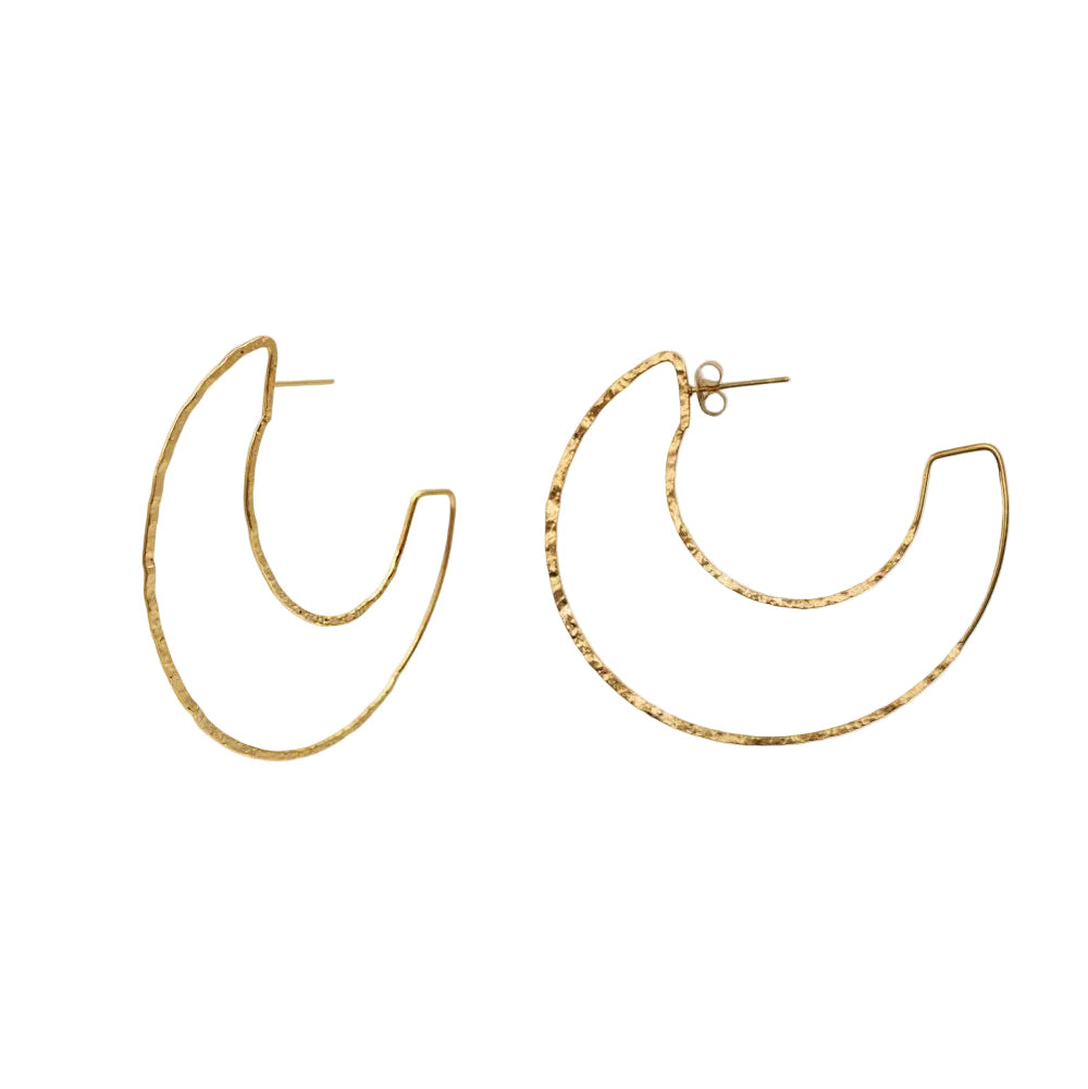 pendientes criolla grandes y ligeros de aro con textura. Son de acero hipoalergénico y resistente al agua. Acabado dorado con forma de media luna.