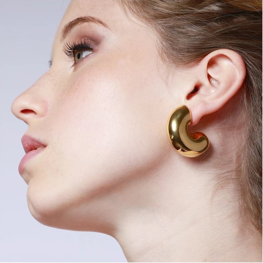 pendientes dorados tipo aro criolla gruesos. Son de acero quirurgico e hipoalergénico, resistentes al agua. Big chunky gold plated stainless steel hoop earrings.