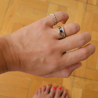 anillo ancho de plata de ley con baño de oro 18 kilates y 3 circonitas tipo rombo en color ámbar, ocre, azul y rojo. gold plated sterling silver cut out zircon ring