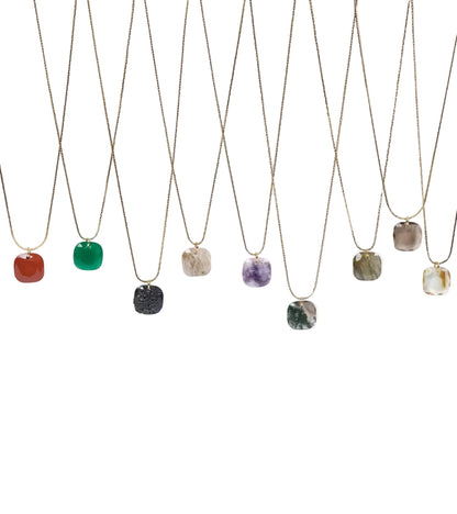 cadena o collar boho con colgante de piedra natural hecho de acero hipoalergénico y resistente al agua. Es color oro. Gold plated stainless steel waterproof mineral pendant necklace