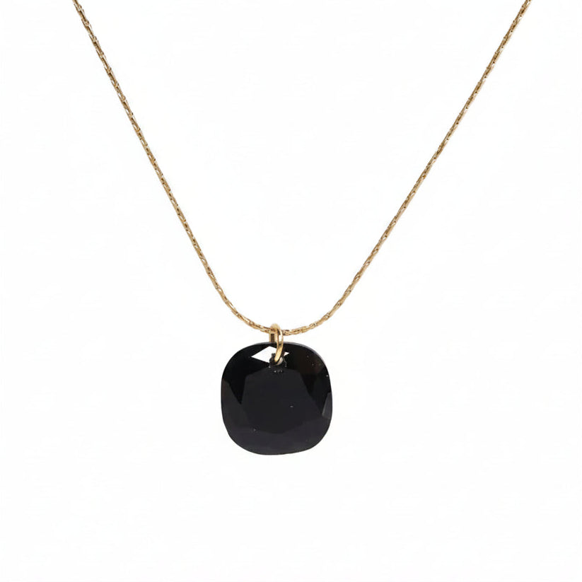 cadena o collar boho con colgante de piedra natural ágata negrohecho de acero hipoalergénico y resistente al agua. Es color oro. Gold plated stainless steel waterproof mineral pendant necklace