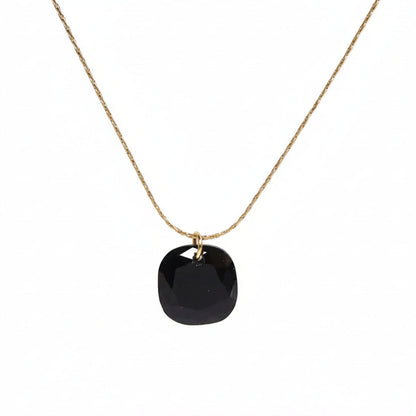 cadena o collar boho con colgante de piedra natural ágata negrohecho de acero hipoalergénico y resistente al agua. Es color oro. Gold plated stainless steel waterproof mineral pendant necklace