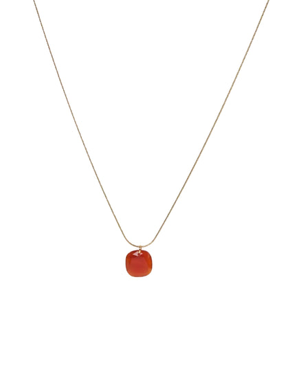 cadena o collar boho con colgante de piedra natural agata roja hecho de acero hipoalergénico y resistente al agua. Es color oro. Gold plated stainless steel waterproof mineral pendant necklace