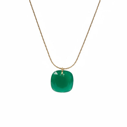 cadena o collar boho con colgante de piedra natura ágata verdel hecho de acero hipoalergénico y resistente al agua. Es color oro. Gold plated stainless steel waterproof mineral pendant necklace