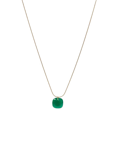cadena o collar boho con colgante de piedra natural ágata verde hecho de acero hipoalergénico y resistente al agua. Es color oro. Gold plated stainless steel waterproof mineral pendant necklace