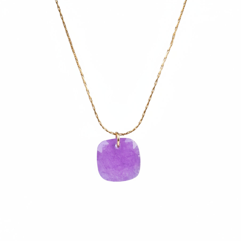 cadena o collar boho con colgante de piedra natural AMATISTA MORADA hecho de acero hipoalergénico y resistente al agua. Es color oro. Gold plated stainless steel waterproof mineral pendant necklace