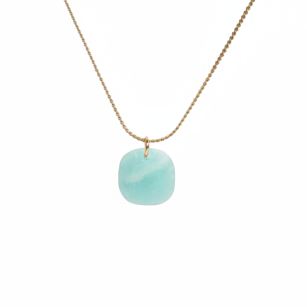 cadena o collar boho con colgante de piedra natural amazonita hecho de acero hipoalergénico y resistente al agua. Es color oro. Gold plated stainless steel waterproof mineral pendant necklace