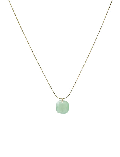 cadena o collar boho con colgante de piedra natural aventurina verde hecho de acero hipoalergénico y resistente al agua. Es color oro. Gold plated stainless steel waterproof mineral pendant necklace