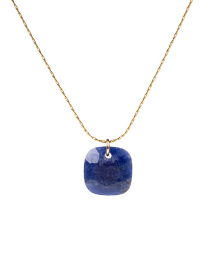 cadena o collar boho con colgante de piedra natural azurita azul hecho de acero hipoalergénico y resistente al agua. Es color oro. Gold plated stainless steel waterproof mineral pendant necklace