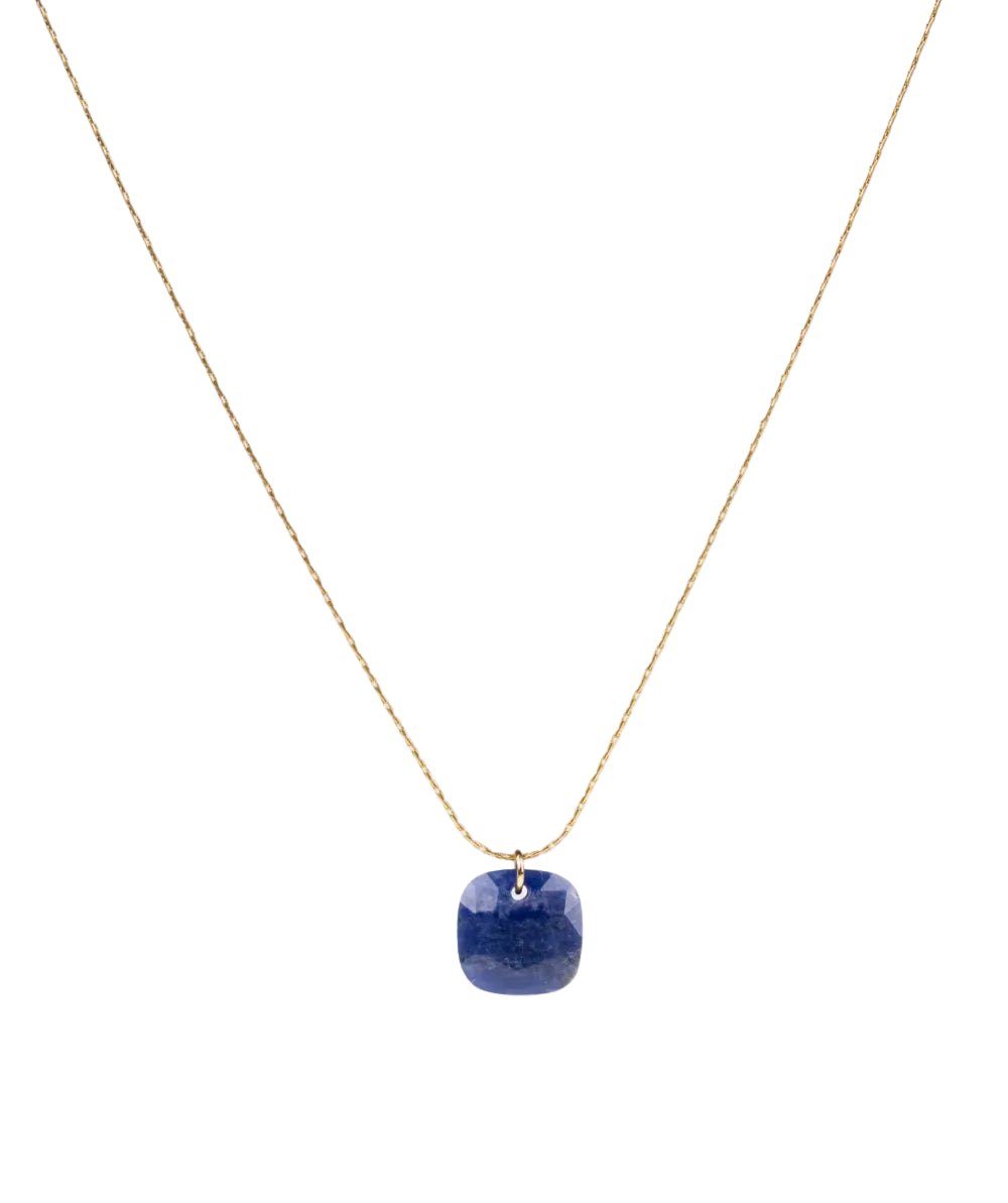 cadena o collar boho con colgante de piedra natural azurita azul hecho de acero hipoalergénico y resistente al agua. Es color oro. Gold plated stainless steel waterproof mineral pendant necklace