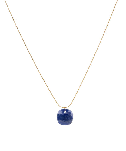 cadena o collar boho con colgante de piedra natural azurita azul hecho de acero hipoalergénico y resistente al agua. Es color oro. Gold plated stainless steel waterproof mineral pendant necklace
