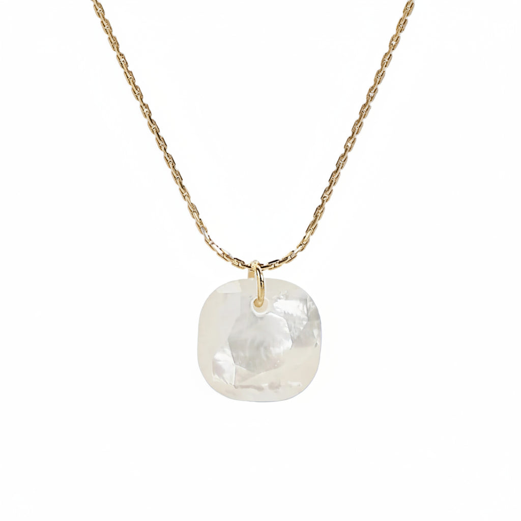 cadena o collar boho con colgante de piedra natural nácar hecho de acero hipoalergénico y resistente al agua. Es color oro. Gold plated stainless steel waterproof mineral pendant necklace