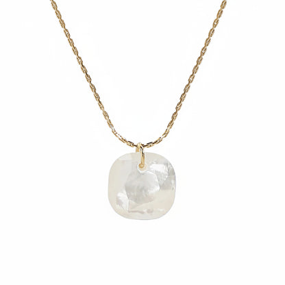 cadena o collar boho con colgante de piedra natural nácar hecho de acero hipoalergénico y resistente al agua. Es color oro. Gold plated stainless steel waterproof mineral pendant necklace