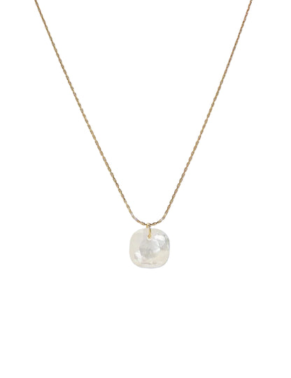 cadena o collar boho con colgante de piedra natural nácar hecho de acero hipoalergénico y resistente al agua. Es color oro. Gold plated stainless steel waterproof mineral pendant necklace