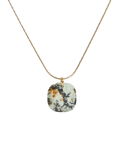 cadena o collar boho con colgante de piedra natural piedra africana hecho de acero hipoalergénico y resistente al agua. Es color oro. Gold plated stainless steel waterproof mineral pendant necklace