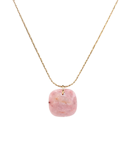 cadena o collar boho con colgante de piedra natural rodocrosita rosa hecho de acero hipoalergénico y resistente al agua. Es color oro. Gold plated stainless steel waterproof mineral pendant necklace
