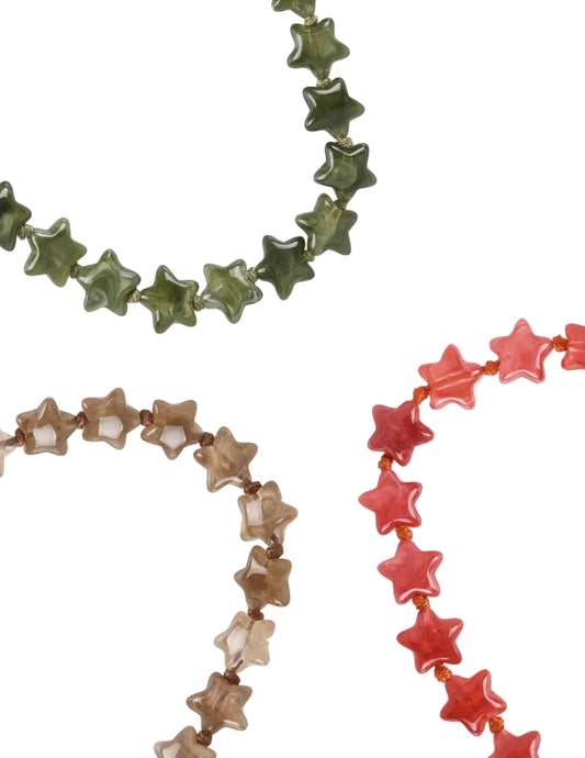 Collar de estrellas de resina para verano en colores rojo coral, verde oliva o marrón tostado.