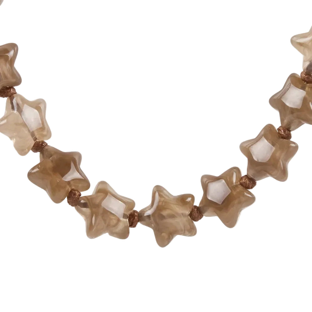 Collar de estrellas de resina para verano en colores rojo coral, verde oliva o marrón tostado.