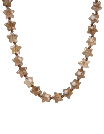 Collar de estrellas de resina para verano en colores rojo coral, verde oliva o marrón tostado.