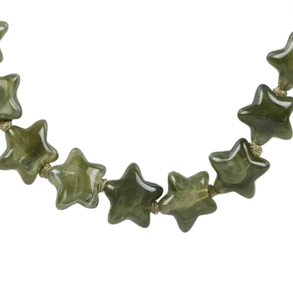 Collar de estrellas de resina para verano en colores rojo coral, verde oliva o marrón tostado.