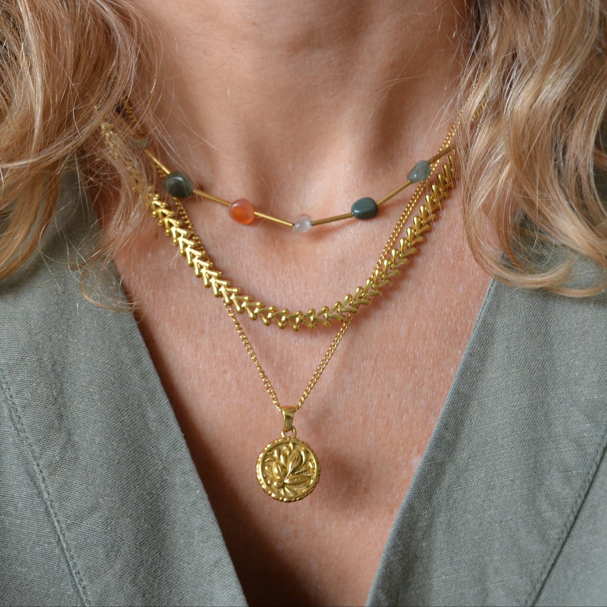 collar o gargantilla boho de acero hipoalergenico resistente al agua. tiene piedras naturales rodocrosita, aventurina, espinela y esta bañada en oro. Gold plated stainless steel turquoise and coral bead waterproof necklace