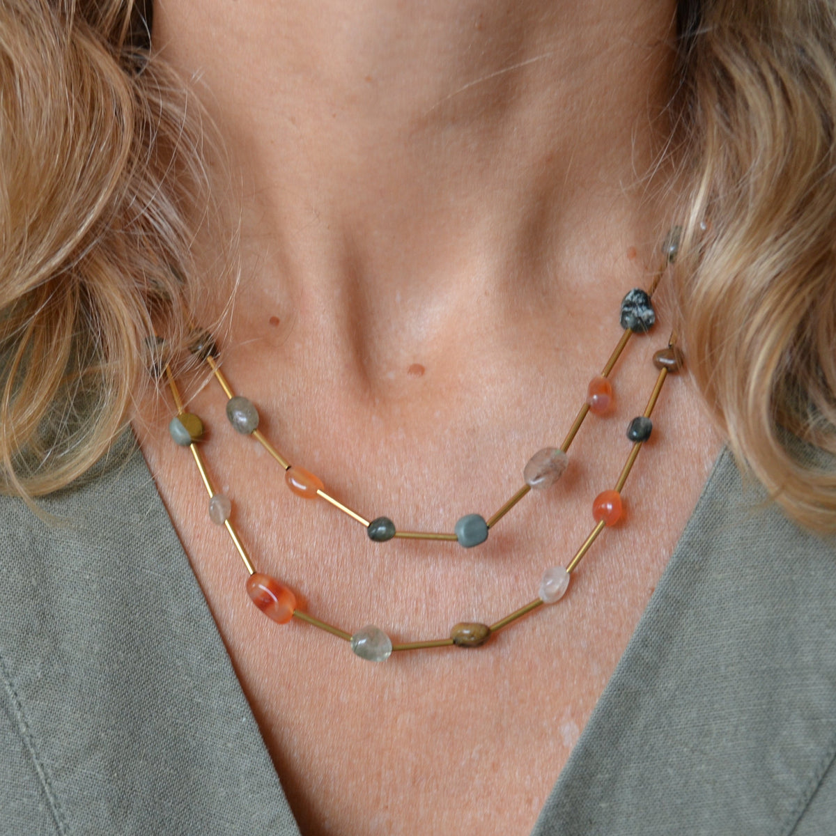 collar largo boho de acero hipoalergenico resistente al agua. tiene piedras naturales rodocrosita, aventurina, espinela y esta bañada en oro. Gold plated stainless steel turquoise and coral bead waterproof necklace
