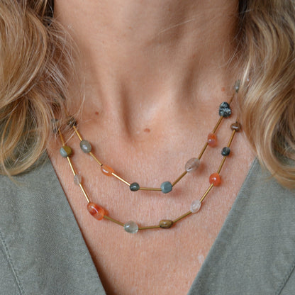 collar largo boho de acero hipoalergenico resistente al agua. tiene piedras naturales rodocrosita, aventurina, espinela y esta bañada en oro. Gold plated stainless steel turquoise and coral bead waterproof necklace