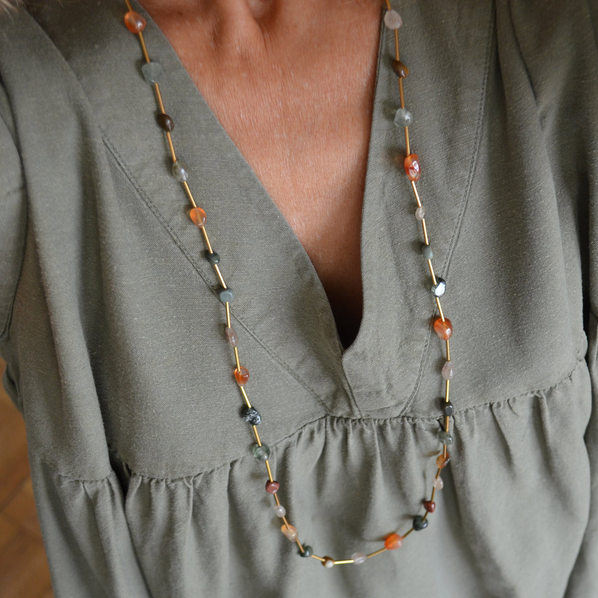 collar largo boho de acero hipoalergenico resistente al agua. tiene piedras naturales rodocrosita, aventurina, espinela y esta bañada en oro. Gold plated stainless steel turquoise and coral bead waterproof necklace