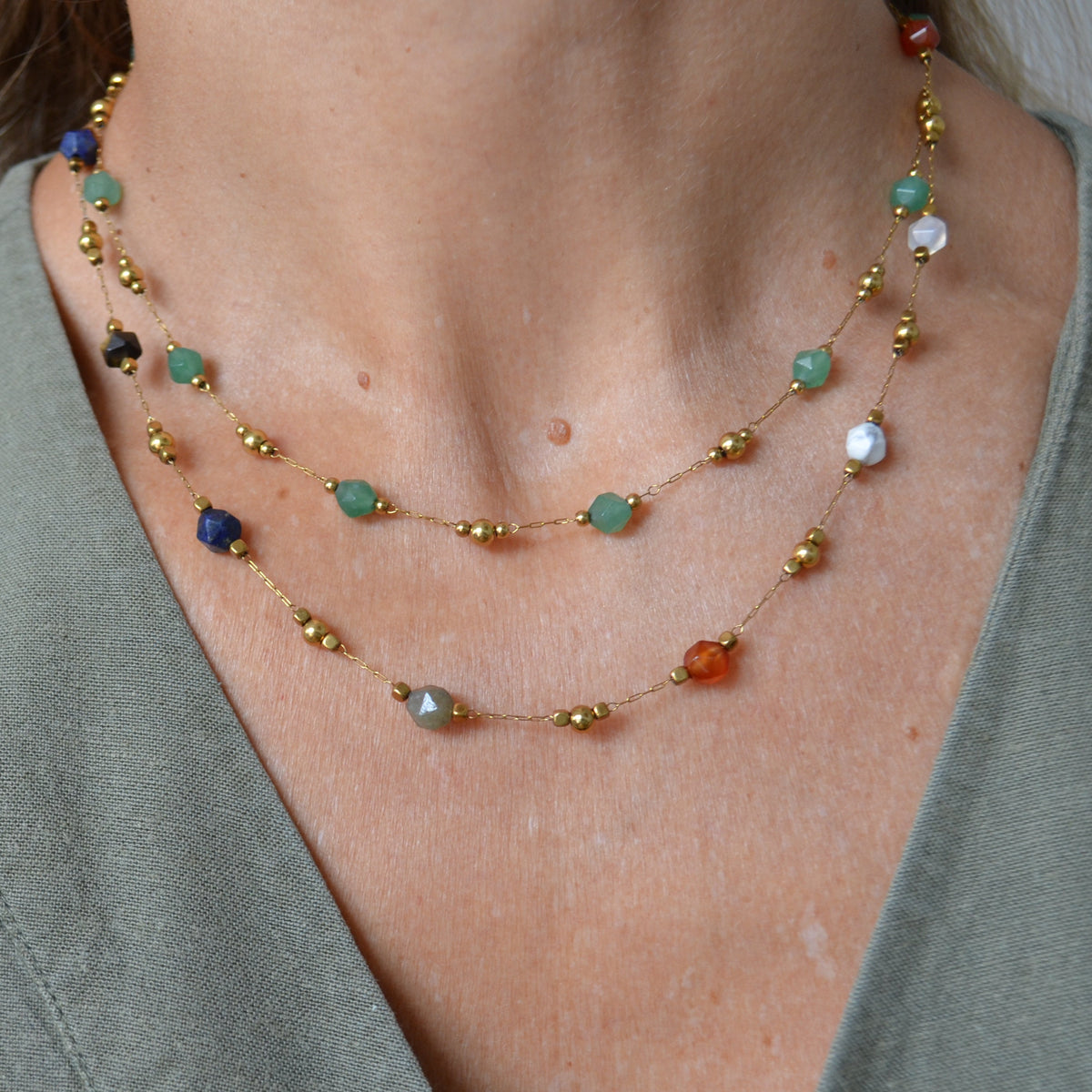collar o gargantilla boho de acero hipoalergenico resistente al agua. tiene piedras naturales rodocrosita, aventurina, espinela y esta bañada en oro. Gold plated stainless steel turquoise and coral bead waterproof necklace