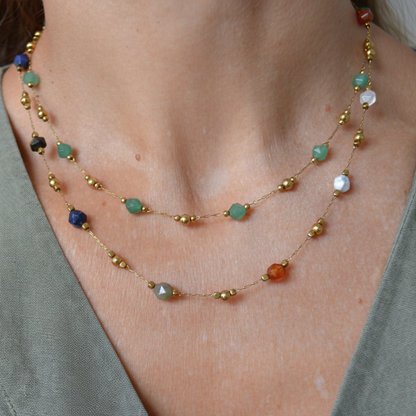 collar o gargantilla boho de acero hipoalergenico resistente al agua. tiene piedras naturales rodocrosita, aventurina, espinela y esta bañada en oro. Gold plated stainless steel turquoise and coral bead waterproof necklace