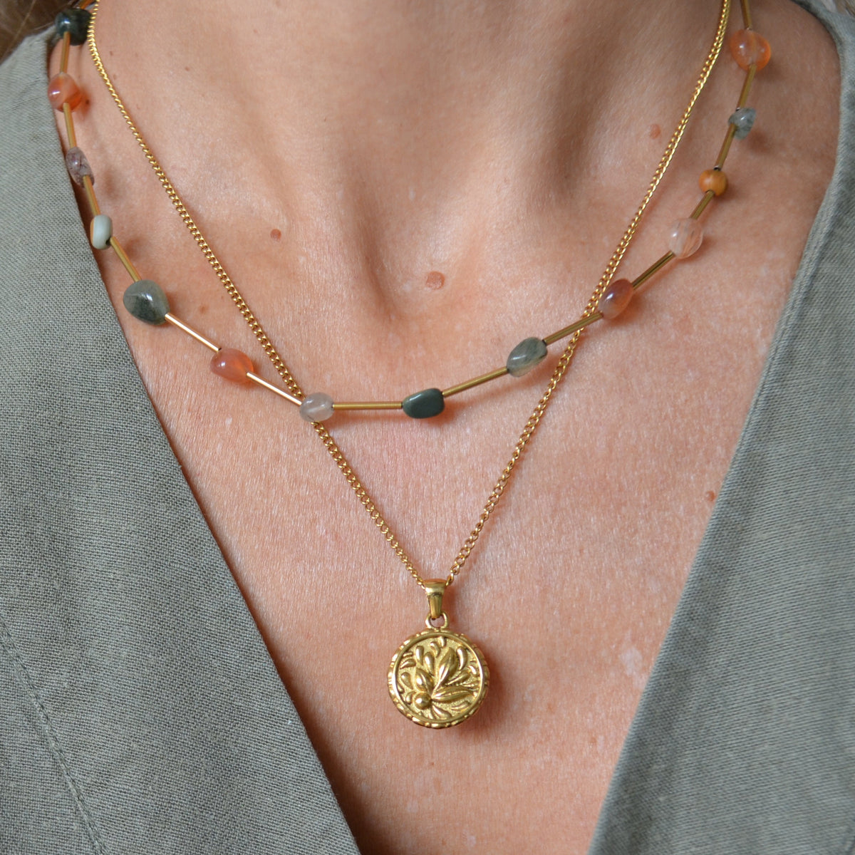 collar o gargantilla boho de acero hipoalergenico resistente al agua. tiene piedras naturales rodocrosita, aventurina, espinela y esta bañada en oro. Gold plated stainless steel turquoise and coral bead waterproof necklace