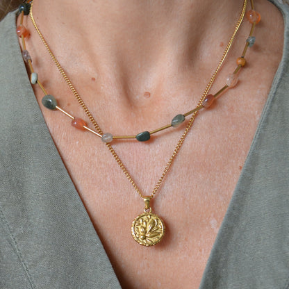 collar o gargantilla boho de acero hipoalergenico resistente al agua. tiene piedras naturales rodocrosita, aventurina, espinela y esta bañada en oro. Gold plated stainless steel turquoise and coral bead waterproof necklace