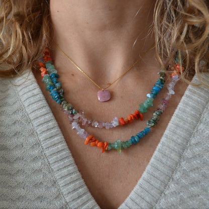 cadena o collar boho con colgante de piedra natural hecho de acero hipoalergénico y resistente al agua. Es color oro. Gold plated stainless steel waterproof mineral pendant necklace