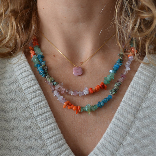 cadena o collar boho con colgante de piedra natural hecho de acero hipoalergénico y resistente al agua. Es color oro. Gold plated stainless steel waterproof mineral pendant necklace