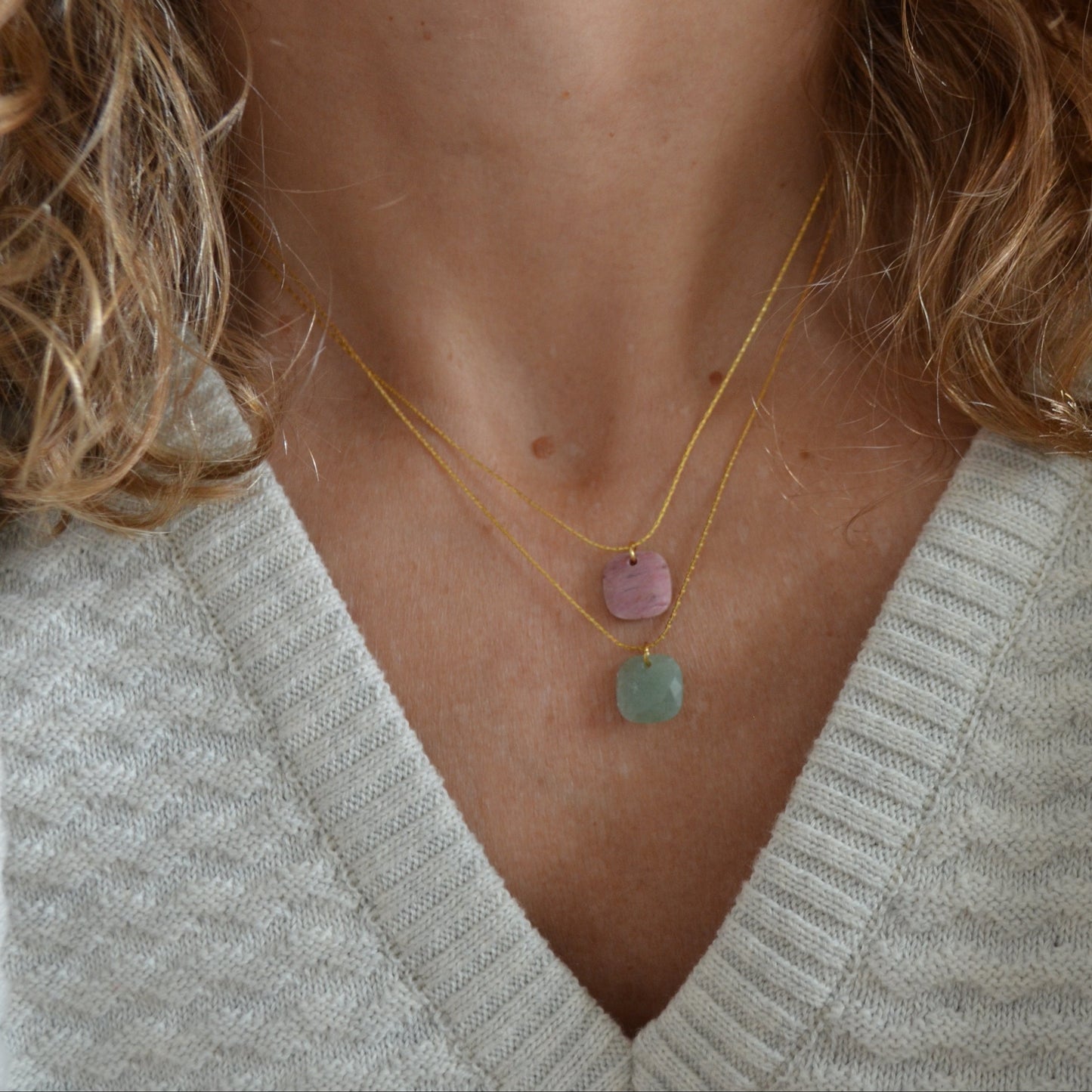 cadena o collar boho con colgante de piedra natural hecho de acero hipoalergénico y resistente al agua. Es color oro. Gold plated stainless steel waterproof mineral pendant necklace