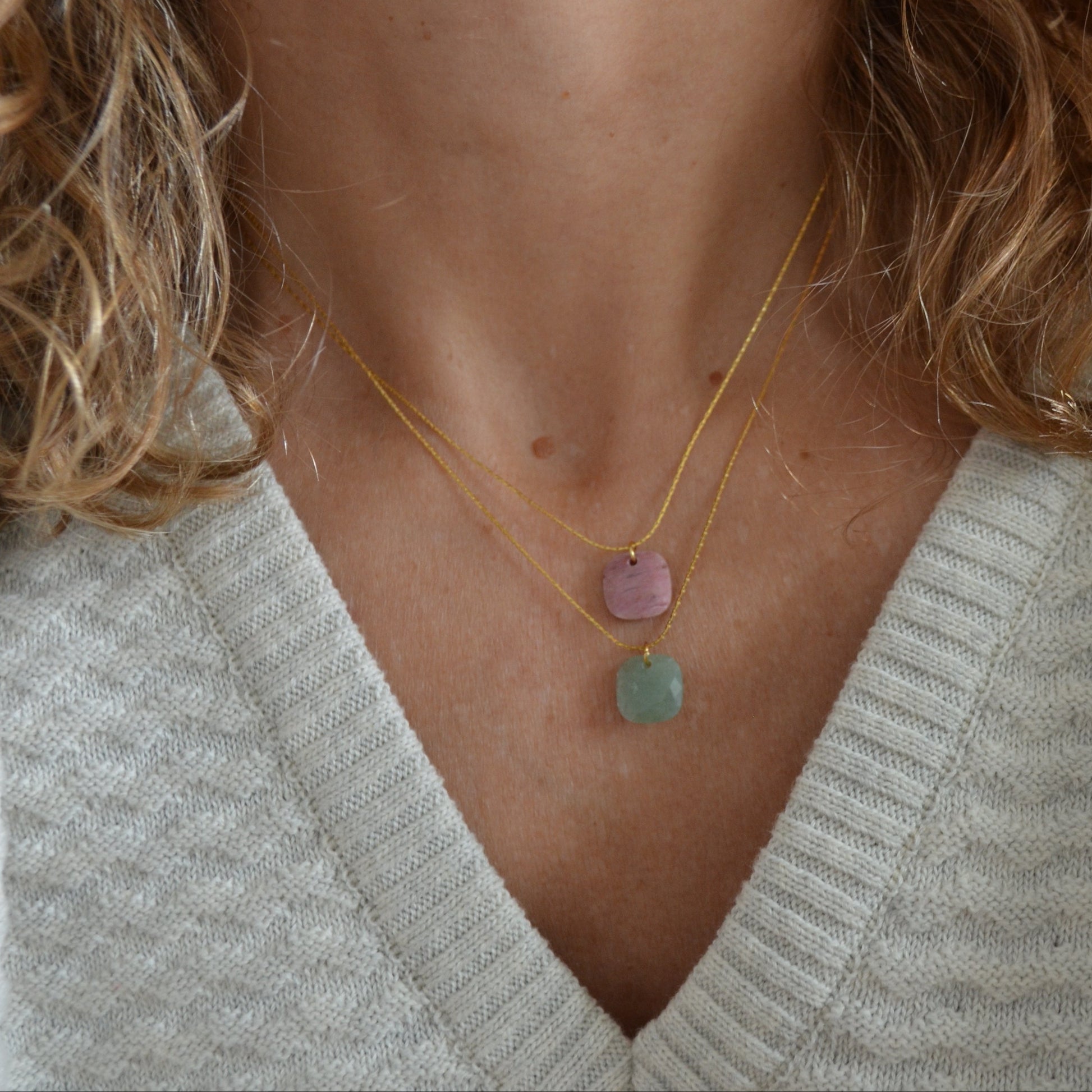 cadena o collar boho con colgante de piedra natural hecho de acero hipoalergénico y resistente al agua. Es color oro. Gold plated stainless steel waterproof mineral pendant necklace