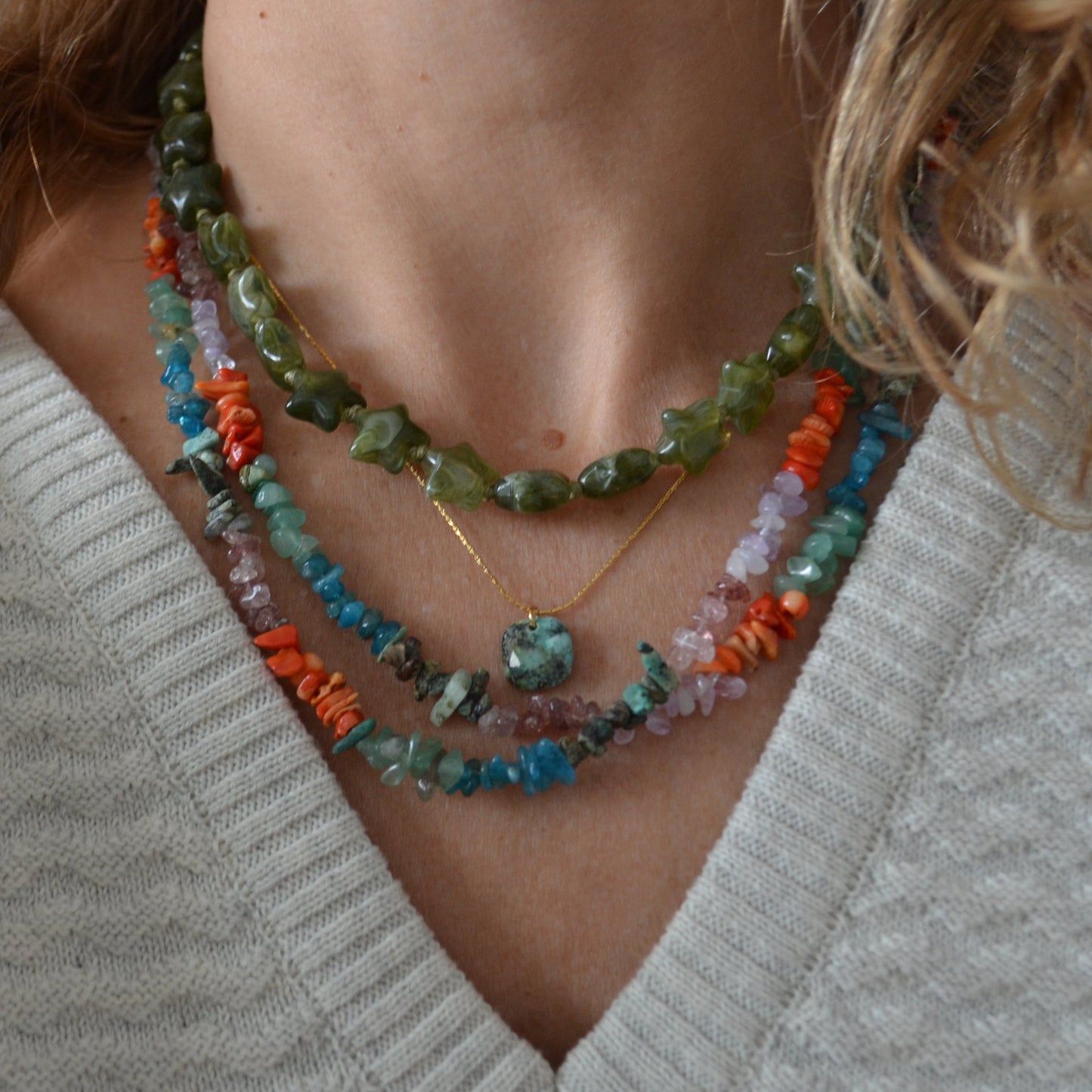 Collar de estrellas de resina para verano en colores rojo coral, verde oliva o marrón tostado.