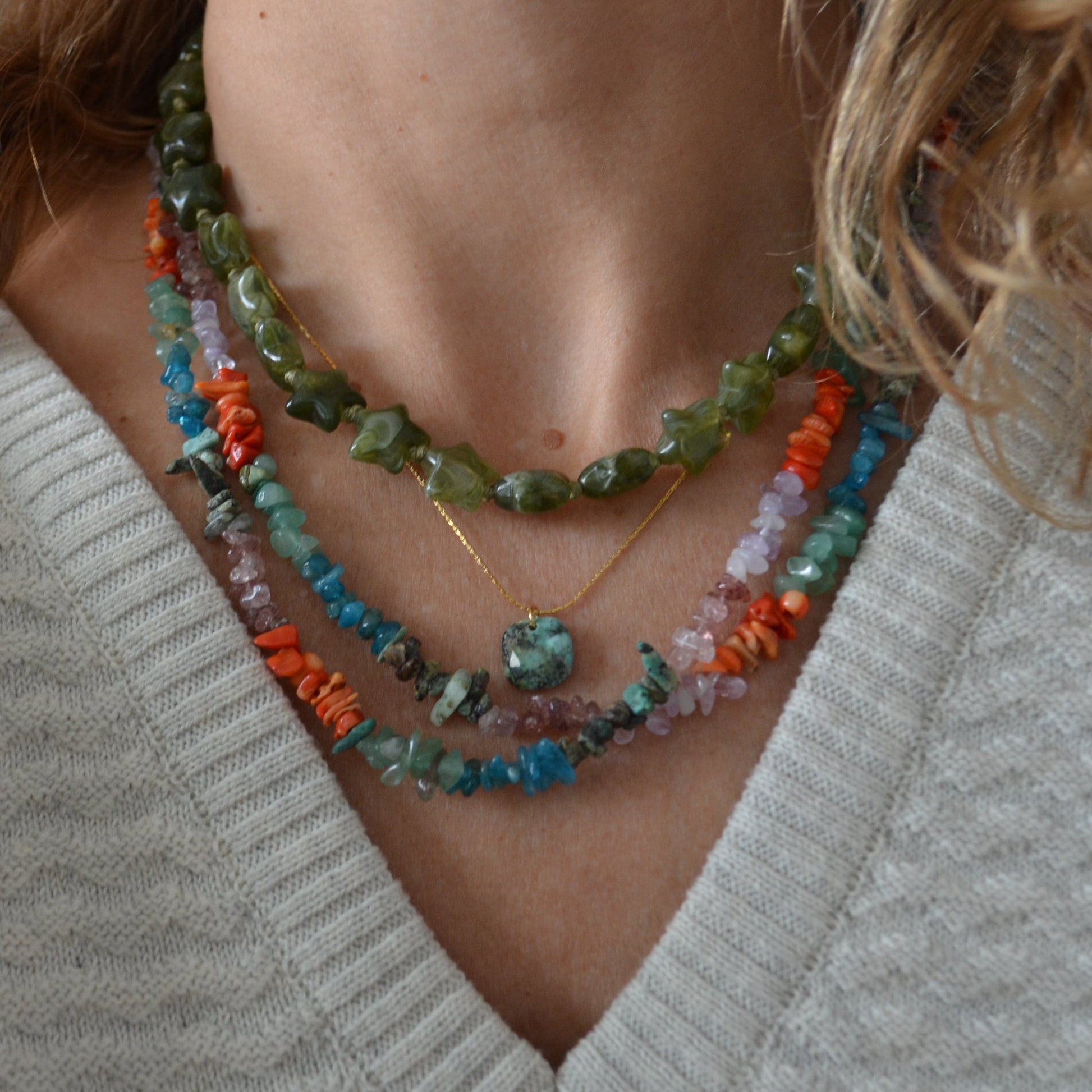 Collar de estrellas de resina para verano en colores rojo coral, verde oliva o marrón tostado.