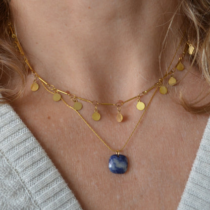 cadena o collar boho con colgante de piedra natural hecho de acero hipoalergénico y resistente al agua. Es color oro. Gold plated stainless steel waterproof mineral pendant necklace